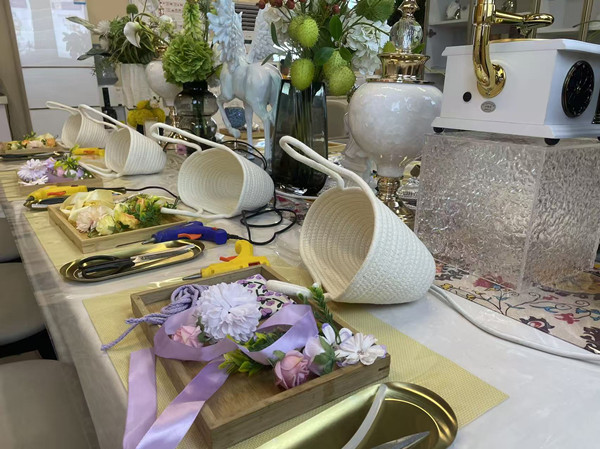 以匠心定格家的溫暖，用陪伴傳遞生活浪漫  ——有色·鉑金城開展銷售暖場(chǎng)活動(dòng)